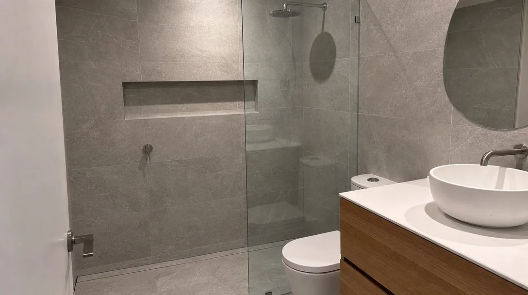Baño reformado con ducha y mampara de cristal en Sant Pere de Ribes