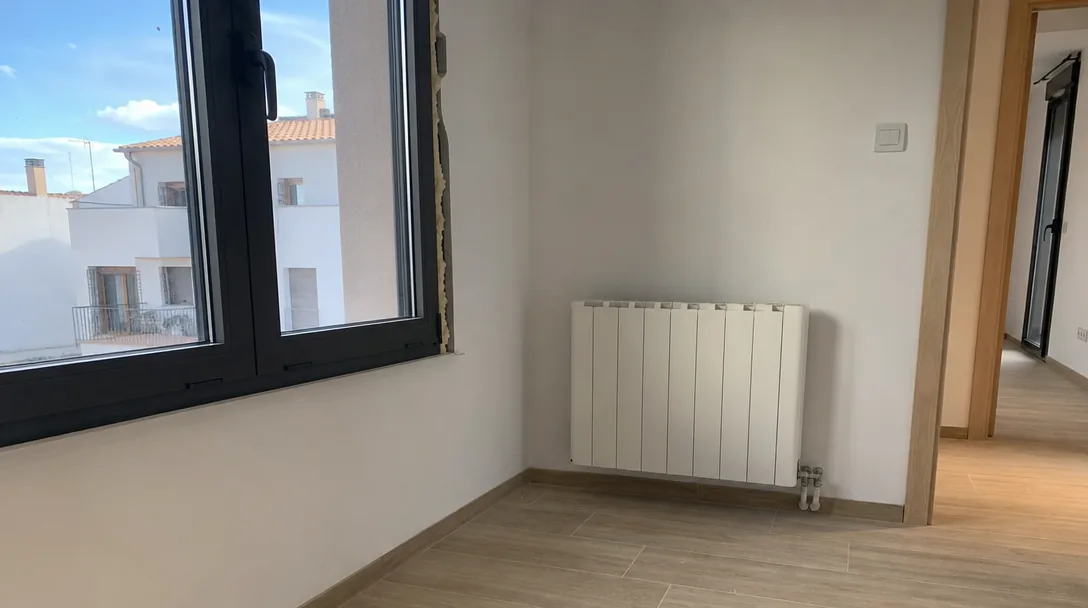 Casa moderna con jardín - ayudas para rehabilitación energética en el Garraf
